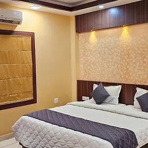 https://royal-wings.kerala-hotels.net